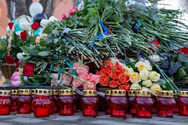 Цветы и свечи у мемориала в память о жертвах пожара в торгово-развлекательном центре Зимняя вишня в Кемерово Цветы и свечи у мемориала в память о жертвах пожара в торгово-развлекательном центре Зимняя вишня в Кемерово
