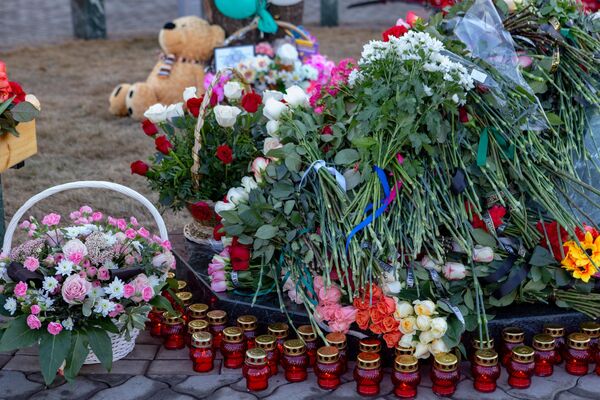 Цветы и свечи у мемориала в память о жертвах пожара в торгово-развлекательном центре Зимняя вишня в Кемерово Цветы и свечи у мемориала в память о жертвах пожара в торгово-развлекательном центре Зимняя вишня в Кемерово