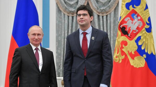 Владимир Путин и художественный руководитель Ростовского академического симфонического оркестра Валентин Урюпин на церемонии вручения премий президента РФ молодым деятелям культуры за 2018 год Владимир Путин и художественный руководитель Ростовского академического симфонического оркестра Валентин Урюпин на церемонии вручения премий президента РФ молодым деятелям культуры за 2018 год