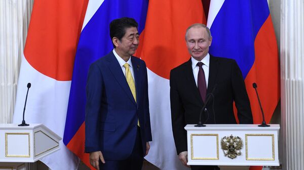 Президент РФ Владимир Путин и премьер-министр Японии Синдзо Абэ (слева) на пресс-конференции по итогам встречи в Москве. 22 января 2019