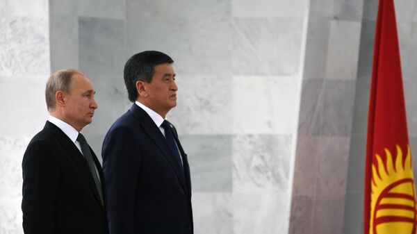  Владимир Путин и президент Киргизии Сооронбай Жээнбеков во время церемонии официальной встречи в Бишкеке. 28 марта 2019