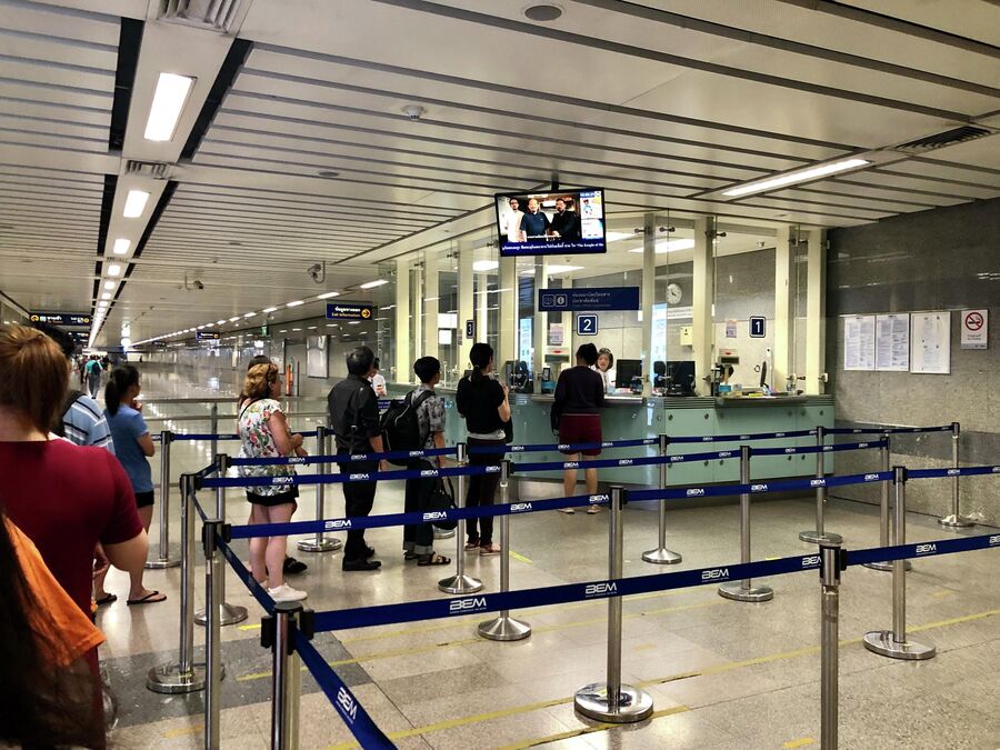 Очередь в кассу в метро, Бангкок, Таиланд Очередь в кассу в метро, Бангкок, Таиланд