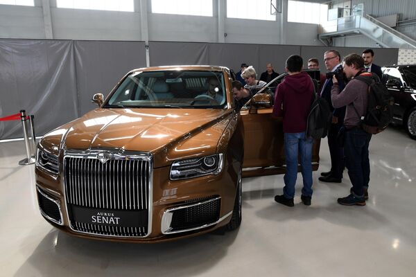 Посетители осматривают автомобиль Aurus в Государственном научном центре РФ ФГУП НАМИ в рамках проекта Открой#Моспром в Москве Посетители осматривают автомобиль Aurus в Государственном научном центре РФ ФГУП НАМИ в рамках проекта Открой#Моспром в Москве