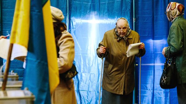 Жители Харькова на одном из избирательных участков города во время голосования на президентских выборах на Украине Жители Харькова на одном из избирательных участков города во время голосования на президентских выборах на Украине