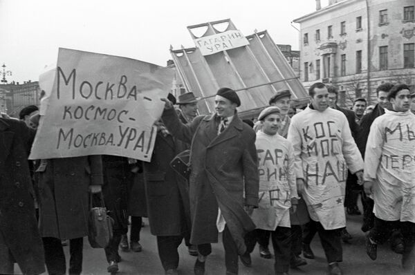 Студенты медицинских институтов на демонстрации в честь полета Юрия Гагарина в космос Студенты медицинских институтов на демонстрации в честь полета Юрия Гагарина в космос