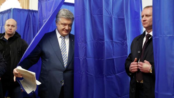 Действующий президент Украины Петр Порошенко на избирательном участке в Киеве во время голосования на президентских выборах