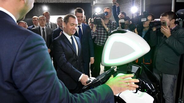 Председатель правительства РФ Дмитрий Медведев во время посещения стенда компании Promobot на территории технопарка Morion Digital в Перми Председатель правительства РФ Дмитрий Медведев во время посещения стенда компании Promobot на территории технопарка Morion Digital в Перми