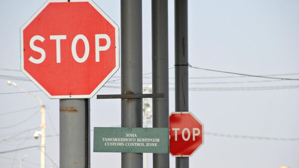 Дорожные знаки на пункте пропуска Джанкой на границе России и Украины Дорожные знаки на пункте пропуска Джанкой на границе России и Украины