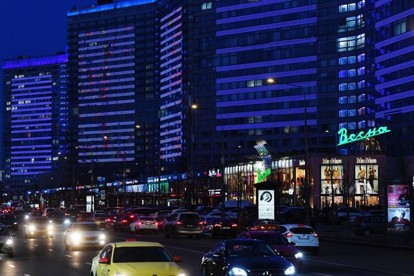 Дома-книжки на Новом Арбате, подсвеченные синим цветом в рамках международной акции Зажги синим Дома-книжки на Новом Арбате, подсвеченные синим цветом в рамках международной акции Зажги синим