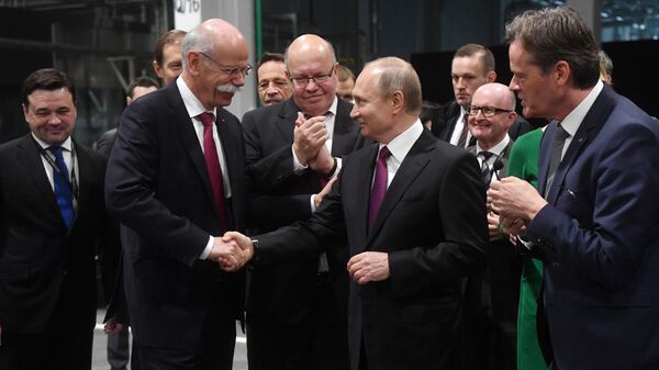 Президент РФ Владимир Путин принимает участие в церемонии открытия завода по производству легковых автомобилей Мерседес-Бенц. 3 апреля 2019 Президент РФ Владимир Путин принимает участие в церемонии открытия завода по производству легковых автомобилей Мерседес-Бенц. 3 апреля 2019
