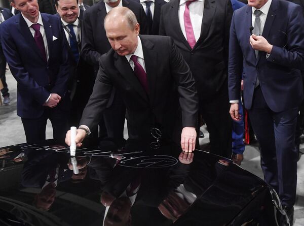 Президент РФ Владимир Путин принимает участие в церемонии открытия завода по производству легковых автомобилей Мерседес-Бенц. 3 апреля 2019 Президент РФ Владимир Путин принимает участие в церемонии открытия завода по производству легковых автомобилей Мерседес-Бенц. 3 апреля 2019