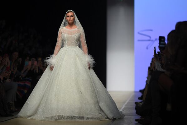 Модель демонстрирует одежду из коллекции Speranza Couture by Nadezhda Yusupova Модель демонстрирует одежду из коллекции Speranza Couture by Nadezhda Yusupova