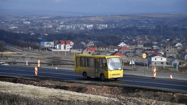 Автомобильное движение на участке трассы Таврида в Крыму