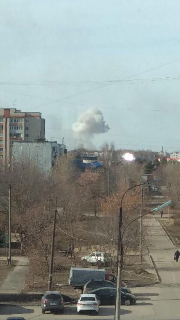 Дым от взрыва на заводе НИИ Кристалл в Дзержинске. 4 апреля 2019 Дым от взрыва на заводе НИИ Кристалл в Дзержинске. 4 апреля 2019
