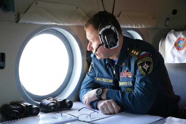 Глава МЧС России Евгений Зиничев осмотрел место схода грунта на русло реки Бурея в Хабаровском крае. 5 апреля 2019 Глава МЧС России Евгений Зиничев осмотрел место схода грунта на русло реки Бурея в Хабаровском крае. 5 апреля 2019