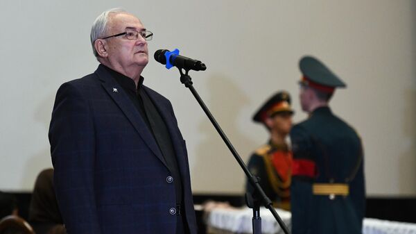 Актёр Всеволод Шиловский выступает на церемонии прощания с народным артистом России Алексеем Булдаковым в Центральном доме кино в Москве Актёр Всеволод Шиловский выступает на церемонии прощания с народным артистом России Алексеем Булдаковым в Центральном доме кино в Москве