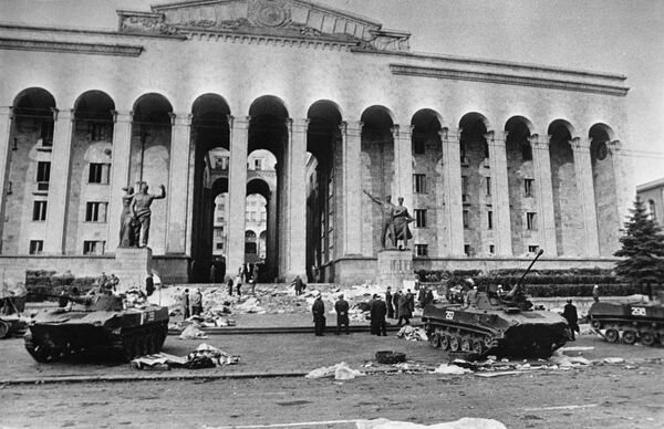 У Дома правительства в Тбилиси после трагических событий в ночь с 8 на 9 апреля 1989 года У Дома правительства в Тбилиси после трагических событий в ночь с 8 на 9 апреля 1989 года