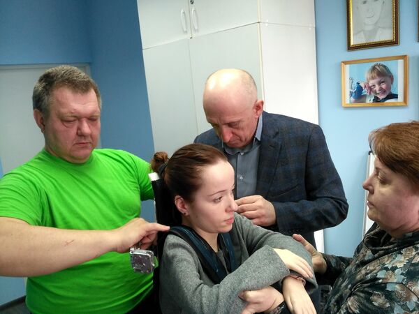 Александре Агафоновой делают замеры будущего экзоскелета Александре Агафоновой делают замеры будущего экзоскелета