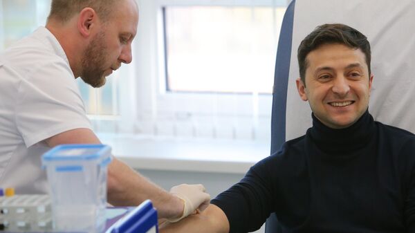 Кандидат в президенты Украины Владимир Зеленский сдает анализ на алкоголь и наркотики в киевской клинике Евролаб Кандидат в президенты Украины Владимир Зеленский сдает анализ на алкоголь и наркотики в киевской клинике Евролаб