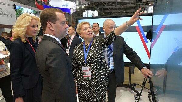 Председатель правительства РФ Дмитрий Медведев, заместитель председателя правительства РФ Татьяна Голикова и министр просвещения РФ Ольга Васильева на Московском международном салоне образования на ВДНХ. 10 апреля 2019 Председатель правительства РФ Дмитрий Медведев, заместитель председателя правительства РФ Татьяна Голикова и министр просвещения РФ Ольга Васильева на Московском международном салоне образования на ВДНХ. 10 апреля 2019