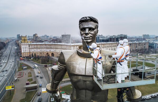 Работники коммунальных служб моют памятник космонавту Юрию Гагарину на Ленинском проспекте в Москве Работники коммунальных служб моют памятник космонавту Юрию Гагарину на Ленинском проспекте в Москве