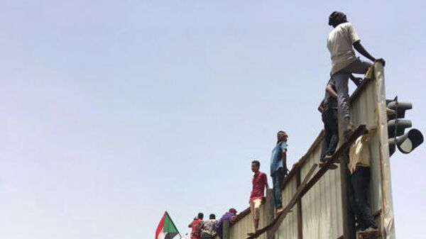 Протестующие против президента страны Омара аль-Башира у комплекса зданий Министерства обороны в Хартуме, Судан. 11 апреля 2019 Протестующие против президента страны Омара аль-Башира у комплекса зданий Министерства обороны в Хартуме, Судан. 11 апреля 2019