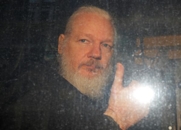 Основатель WikiLeaks Джулиан Ассанж в полицейском фургоне после задержания в Лондоне. 11 апреля 2019 Основатель WikiLeaks Джулиан Ассанж в полицейском фургоне после задержания в Лондоне. 11 апреля 2019