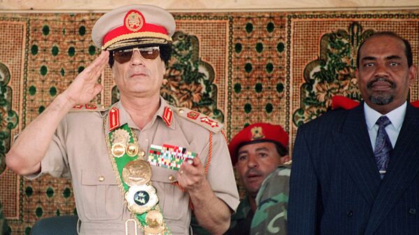 Ливийский лидер Муаммар Каддафи и президент Судана Омар аль-Башир на военном параде в Триполи