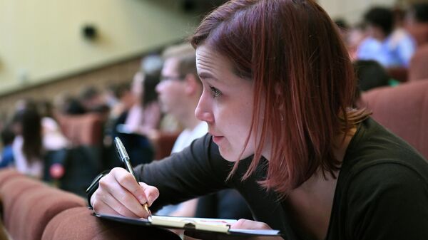Участники ежегодной образовательной акции по проверке грамотности Тотальный диктант-2019 во Дворце пионеров в Москве. 13 апреля 2019 Участники ежегодной образовательной акции по проверке грамотности Тотальный диктант-2019 во Дворце пионеров в Москве. 13 апреля 2019
