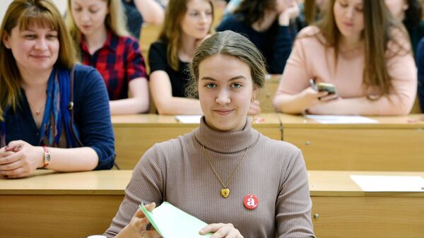 Участники ежегодной образовательной акции по проверке грамотности Тотальный диктант-2019 в Уральском экономическом университете в Екатеринбурге. 13 апреля 2019 Участники ежегодной образовательной акции по проверке грамотности Тотальный диктант-2019 в Уральском экономическом университете в Екатеринбурге. 13 апреля 2019