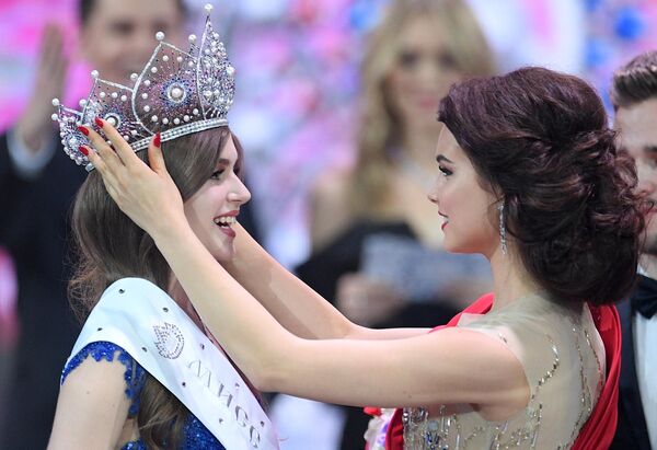 Слева направо: Мисс Россия 2019 Алина Санько и Мисс Россия 2018 Юлия Полячихина на церемонии награждения финалисток конкурса Мисс Россия 2019 в Barvikha Luxury Village. 13 апреля 2019 Слева направо: Мисс Россия 2019 Алина Санько и Мисс Россия 2018 Юлия Полячихина на церемонии награждения финалисток конкурса Мисс Россия 2019 в Barvikha Luxury Village. 13 апреля 2019
