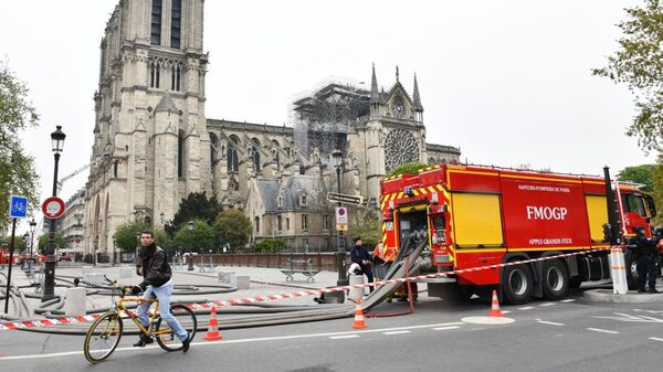 Пожарный автомобиль у собора Парижской Богоматери после пожара