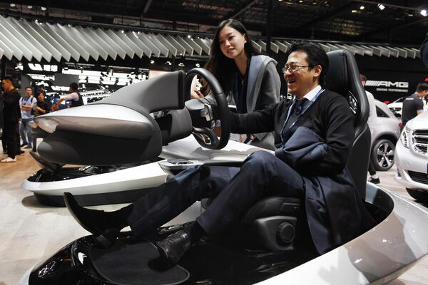 Симулятор на стенде Mercedes-Benz на автосалоне в Шанхае Симулятор на стенде Mercedes-Benz на автосалоне в Шанхае