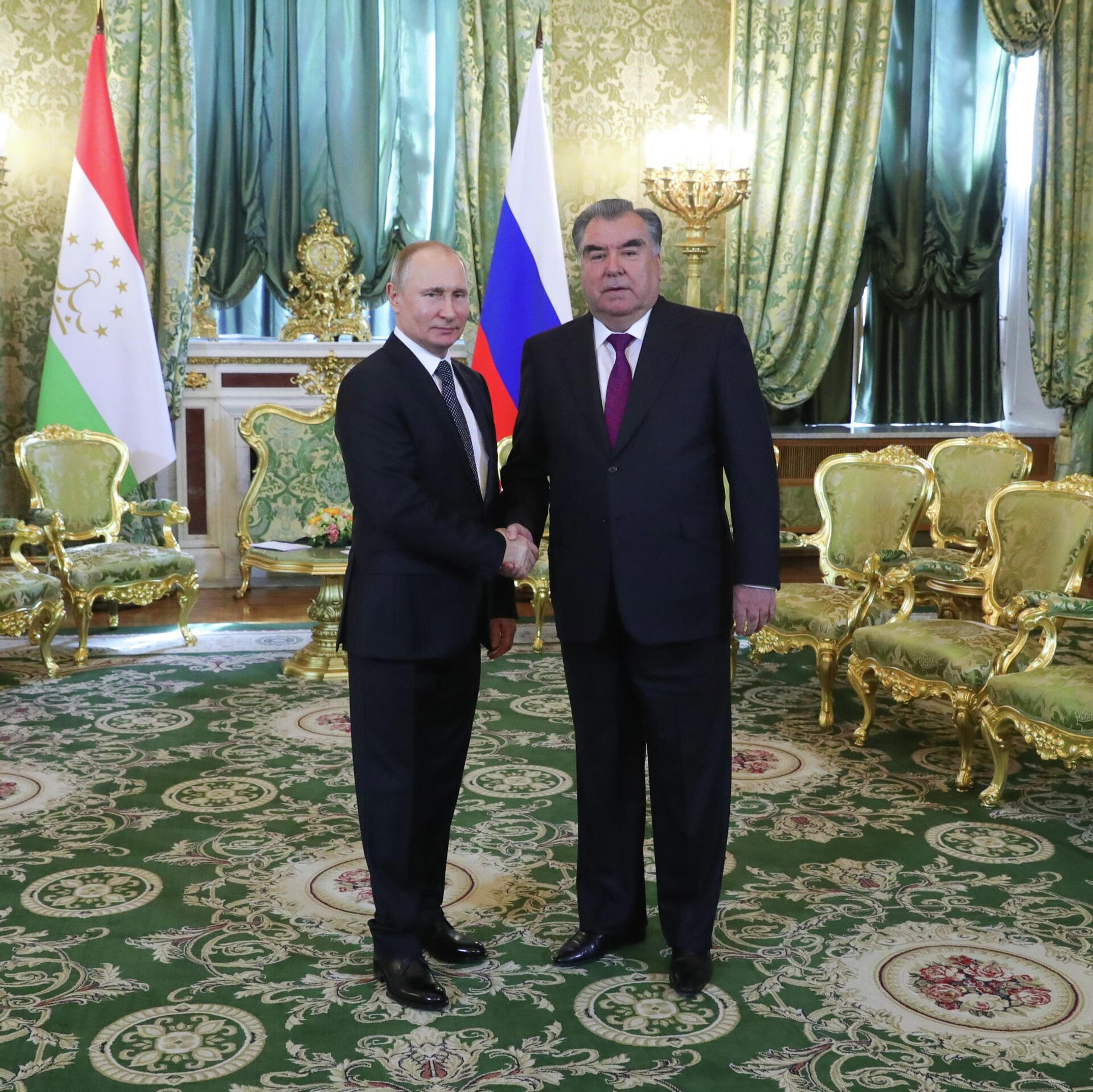 Путин и Рахмон договорились укреплять сотрудничество в