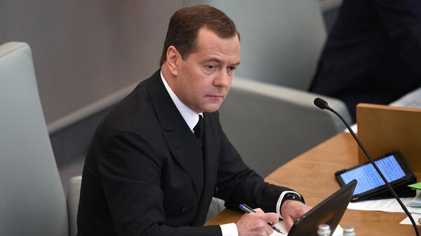 Председатель правительства РФ Дмитрий Медведев после выступления в Государственной Думе РФ. 17 апреля 2019 Председатель правительства РФ Дмитрий Медведев после выступления в Государственной Думе РФ. 17 апреля 2019
