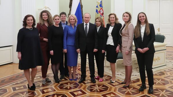 Путин и девочки: Путин рассмешил девушек во время совместного фото Путин и девочки: Путин рассмешил девушек во время совместного фото