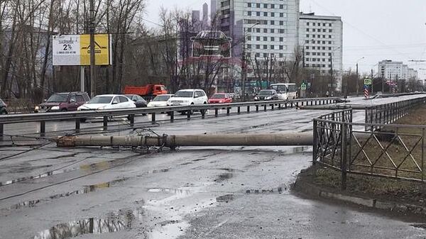 Бетонные столбы, которые снес ветер в Красноярске. 18 апреля 2019 Бетонные столбы, которые снес ветер в Красноярске. 18 апреля 2019
