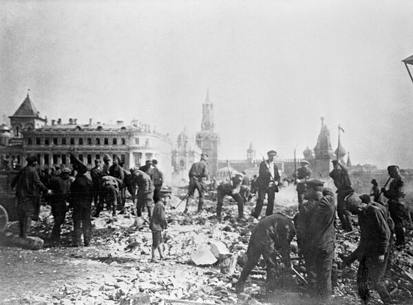 Первомайский субботник на территории московского Кремля. Москва, 1918 год Первомайский субботник на территории московского Кремля. Москва, 1918 год
