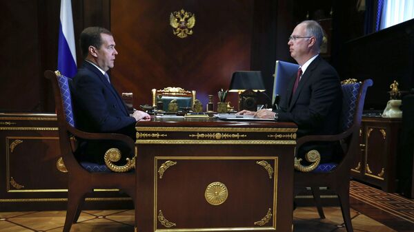 Председатель правительства РФ Дмитрий Медведев и генеральный директор Российского фонда прямых инвестиций Кирилл Дмитриев во время встречи. 19 апреля 2019 Председатель правительства РФ Дмитрий Медведев и генеральный директор Российского фонда прямых инвестиций Кирилл Дмитриев во время встречи. 19 апреля 2019
