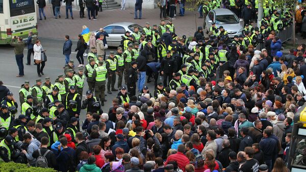 Сотрудники полиции и горожане у НСК Олимпийский в Киеве, где пройдут дебаты между действующим президентом Украины, кандидатом в президенты Петром Порошенко и кандидатом в президенты от партии Слуга народа Владимиром Зеленским Сотрудники полиции и горожане у НСК Олимпийский в Киеве, где пройдут дебаты между действующим президентом Украины, кандидатом в президенты Петром Порошенко и кандидатом в президенты от партии Слуга народа Владимиром Зеленским