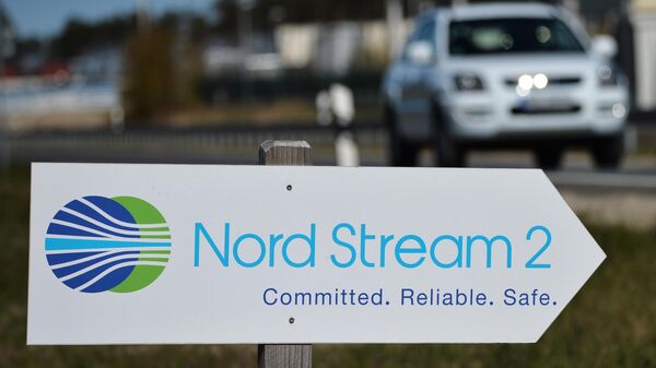 Указатель с символикой компании Nord Stream 2 AG, ведущей строительство газопровода Северный поток-2 в Германии Указатель с символикой компании Nord Stream 2 AG, ведущей строительство газопровода Северный поток-2 в Германии