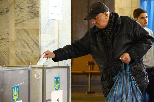Мужчина во время голосования на одном из избирательных участков города Харькова в день второго тура выборов президента Украины Мужчина во время голосования на одном из избирательных участков города Харькова в день второго тура выборов президента Украины