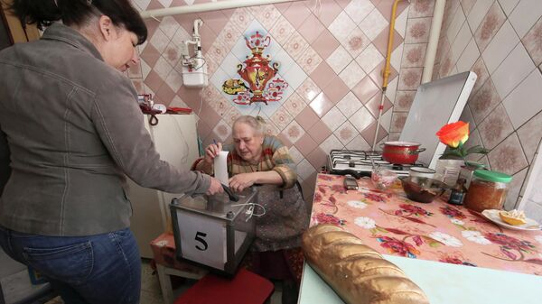 Женщина опускает бюллетень в мобильную урну для голосования в одном из домов в Харьковской области во время второго тура президентских выборов на Украине Женщина опускает бюллетень в мобильную урну для голосования в одном из домов в Харьковской области во время второго тура президентских выборов на Украине