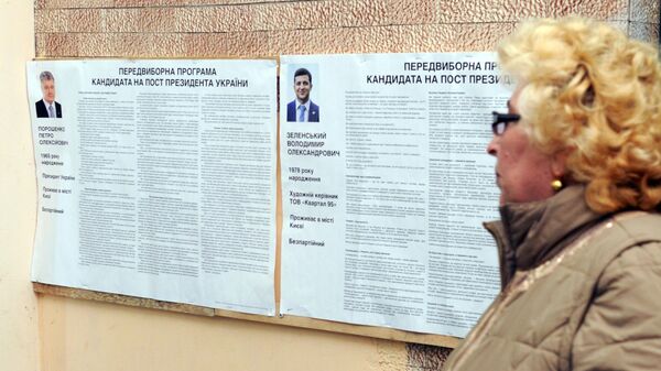 Член избирательной комиссии во время голосования на одном из избирательном участке в Константиновке в день второго тура выборов президента Украины Член избирательной комиссии во время голосования на одном из избирательном участке в Константиновке в день второго тура выборов президента Украины