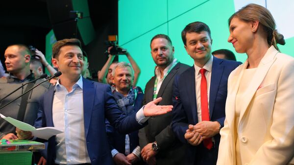 Кандидат в президенты от партии Слуга народа Владимир Зеленский с супругой Еленой в собственном штабе в конгрессно-выставочном центре Парковый во время объявления первых итогов голосования второго тура выборов президента Украины Кандидат в президенты от партии Слуга народа Владимир Зеленский с супругой Еленой в собственном штабе в конгрессно-выставочном центре Парковый во время объявления первых итогов голосования второго тура выборов президента Украины