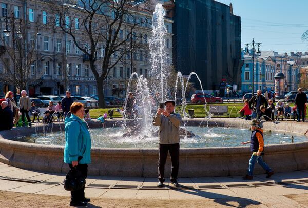 Горожане возле фонтана на Итальянской площади в Санкт-Петербурге Горожане возле фонтана на Итальянской площади в Санкт-Петербурге