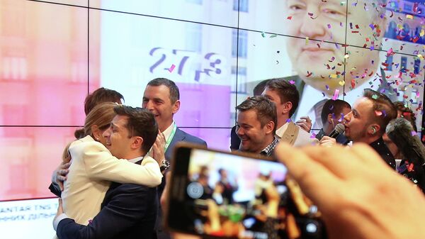Владимир Зеленский во время объявления первых итогов голосования второго тура выборов президента Украины Владимир Зеленский во время объявления первых итогов голосования второго тура выборов президента Украины