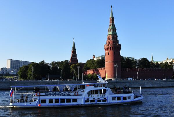 Пассажирский прогулочный теплоход на Москве-реке Пассажирский прогулочный теплоход на Москве-реке
