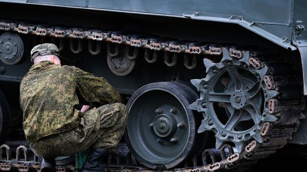 Подготовка военной техники, которую доставили в Москву с полигона Алабино, к участию в параде Победы на Красной площади 9 мая