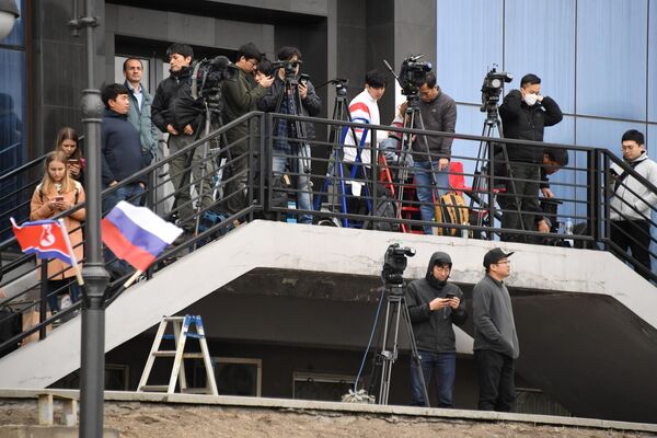 Журналисты на железнодорожном вокзале Владивостока, куда прибудет поезд председателя КНДР Ким Чен Ына